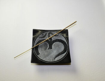 Räucherstäbchenhalter "OM" Black Stone graviert – Bild 2